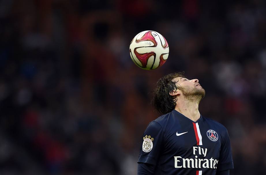 Parigi, Francia: il difensore del Paris Saint-Germain Maxwell controlla la palla di testa durante la sfida con il Bordeaux, al Parc des Princes (Afp)